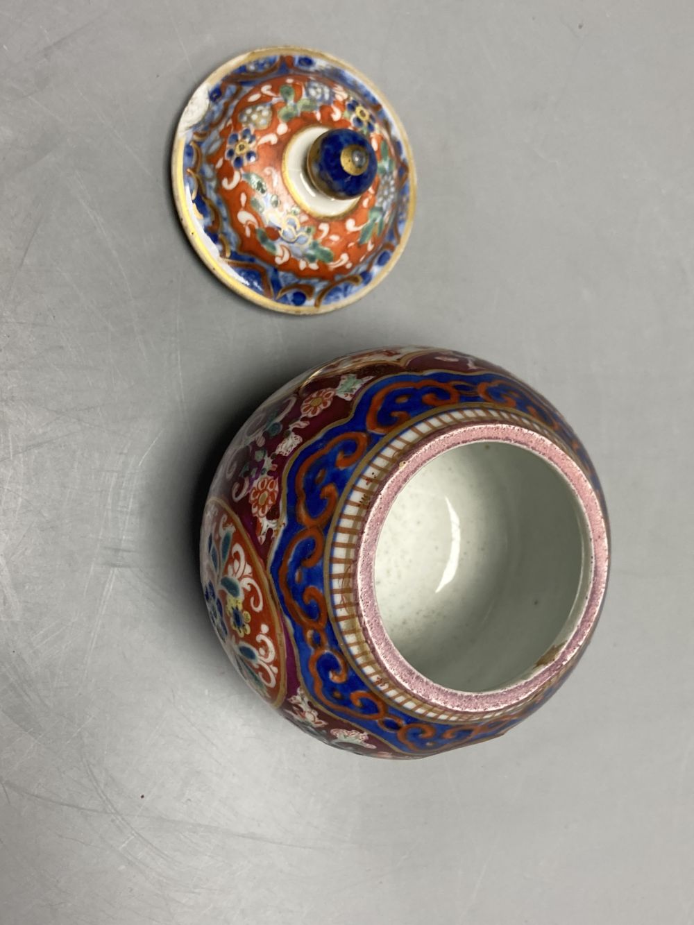A Chinese jar and cover and a tea bowl, jar and cover height 10cm